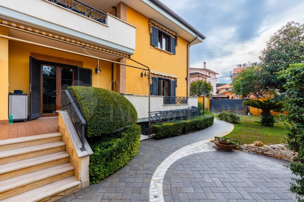 casa indipendente in vendita a Fiumicino in zona Isola Sacra