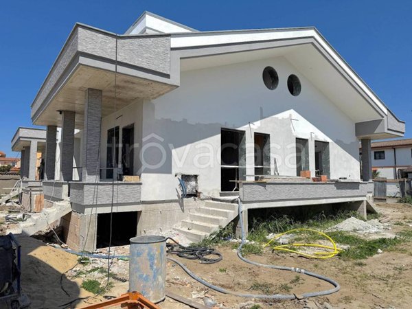 casa indipendente in vendita a Fiumicino in zona Isola Sacra