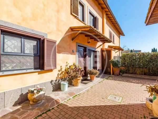 casa indipendente in vendita a Fiumicino in zona Isola Sacra