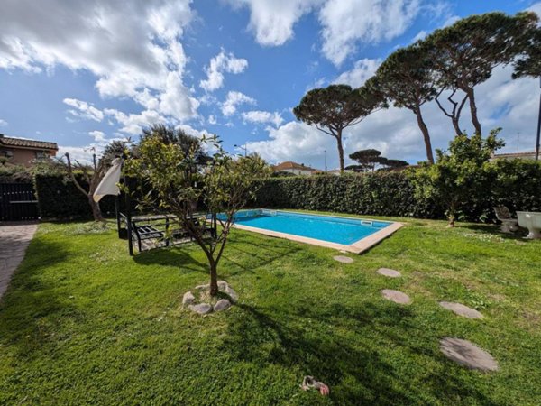 casa indipendente in vendita a Fiumicino in zona Fregene