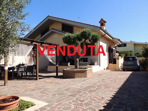 casa indipendente in vendita a Fiumicino in zona Isola Sacra