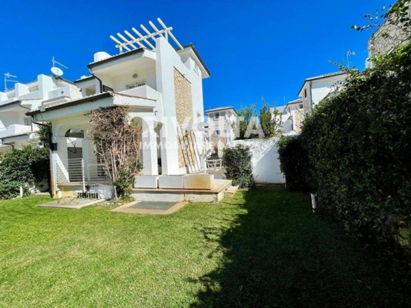 casa indipendente in vendita a Fiumicino in zona Fregene