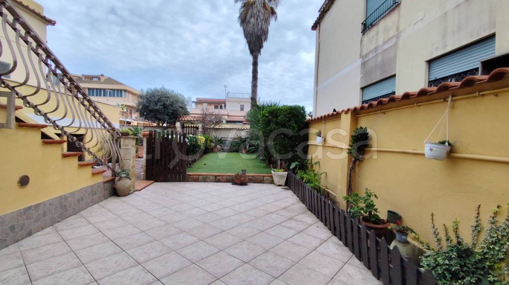 casa indipendente in vendita a Fiumicino in zona Isola Sacra