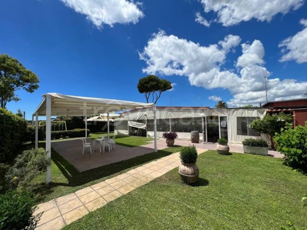 negozio in vendita a Fiumicino in zona Fregene