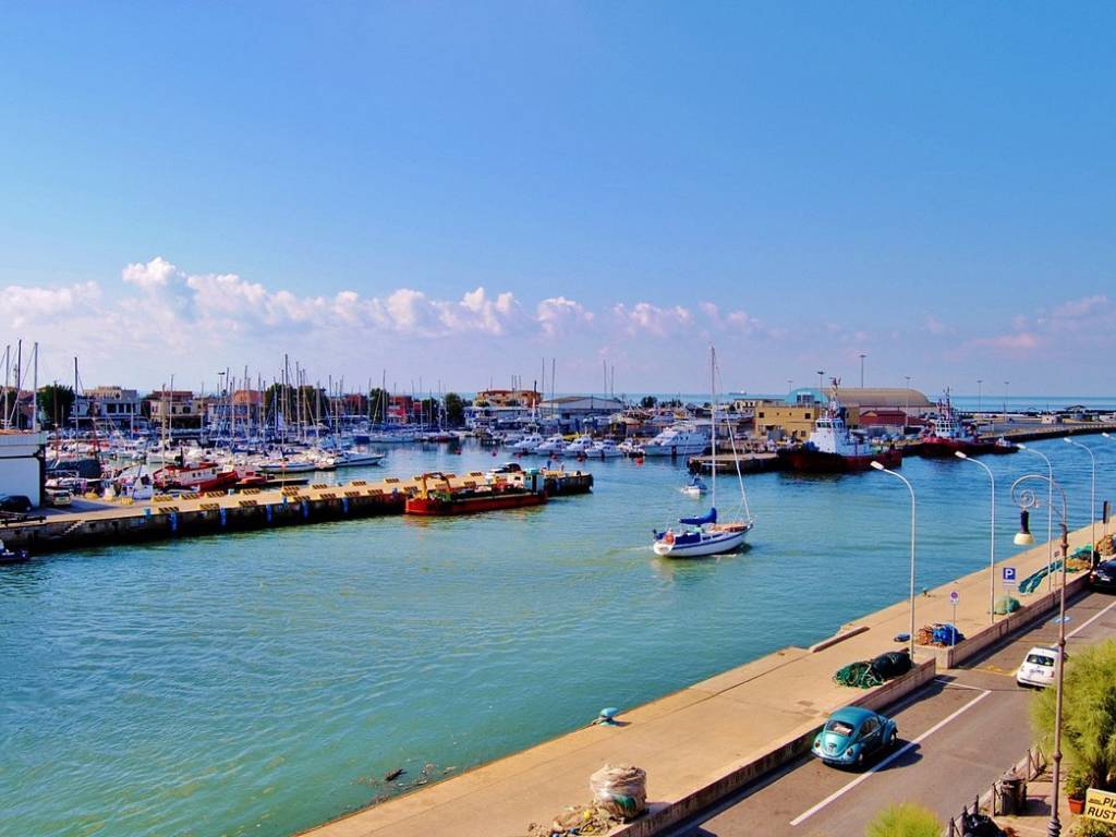 negozio in vendita a Fiumicino in zona Isola Sacra