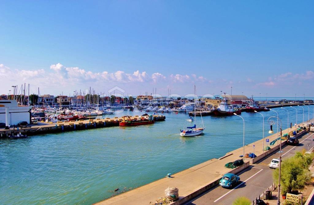 negozio in vendita a Fiumicino in zona Isola Sacra