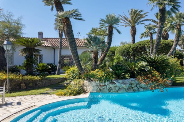 casa indipendente in vendita a Fiumicino in zona Fregene