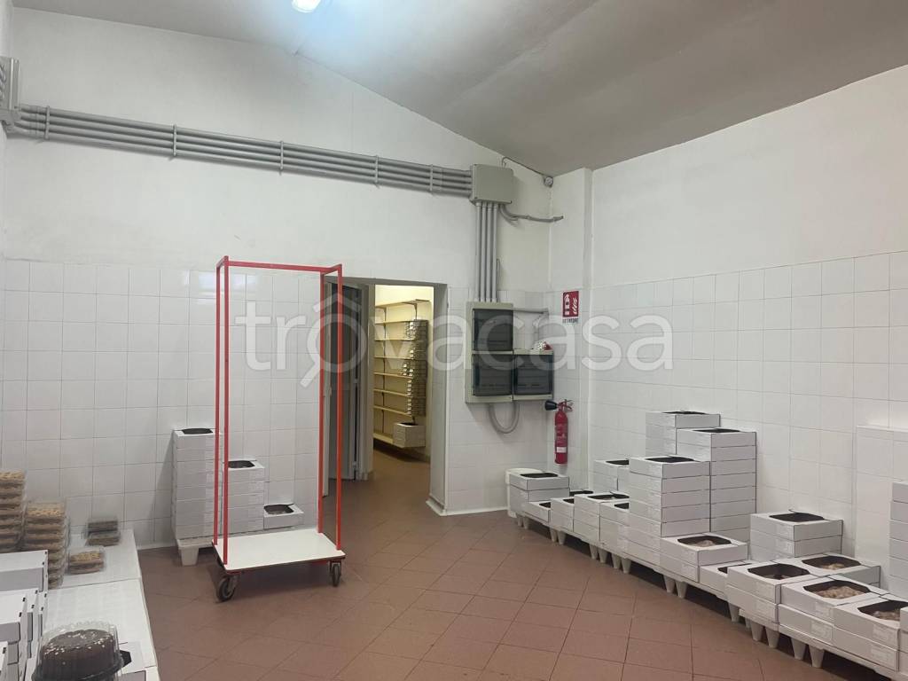 negozio in vendita a Fiumicino in zona Isola Sacra