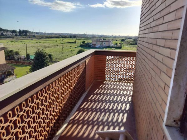 casa indipendente in vendita a Fiumicino in zona Isola Sacra