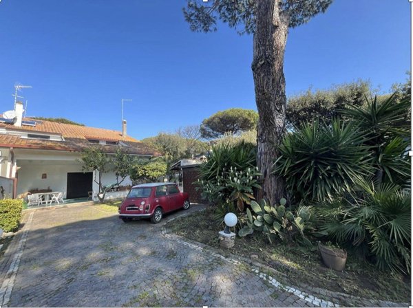 casa indipendente in vendita a Fiumicino in zona Fregene