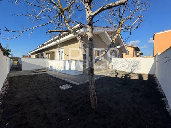 casa indipendente in vendita a Fiumicino in zona Isola Sacra