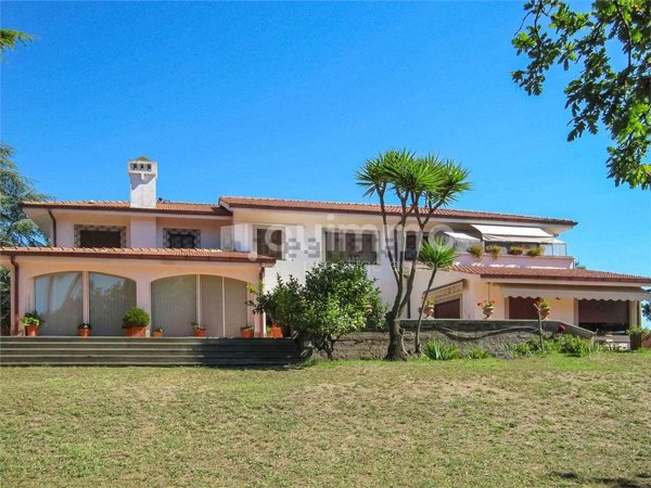 casa indipendente in vendita a Fiumicino in zona Aeroporto 
