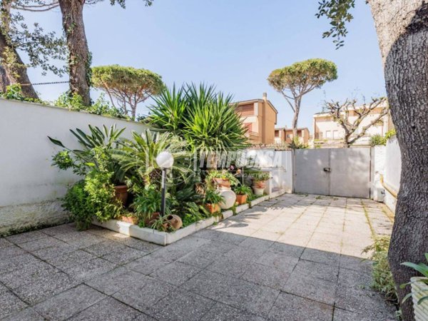 casa indipendente in vendita a Fiumicino in zona Fregene