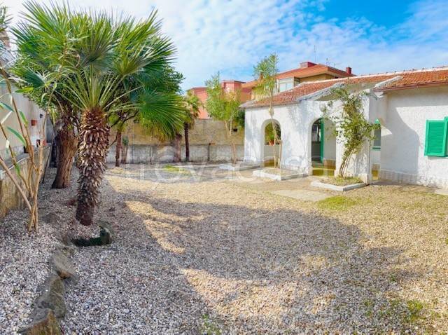 casa indipendente in vendita a Fiumicino in zona Isola Sacra