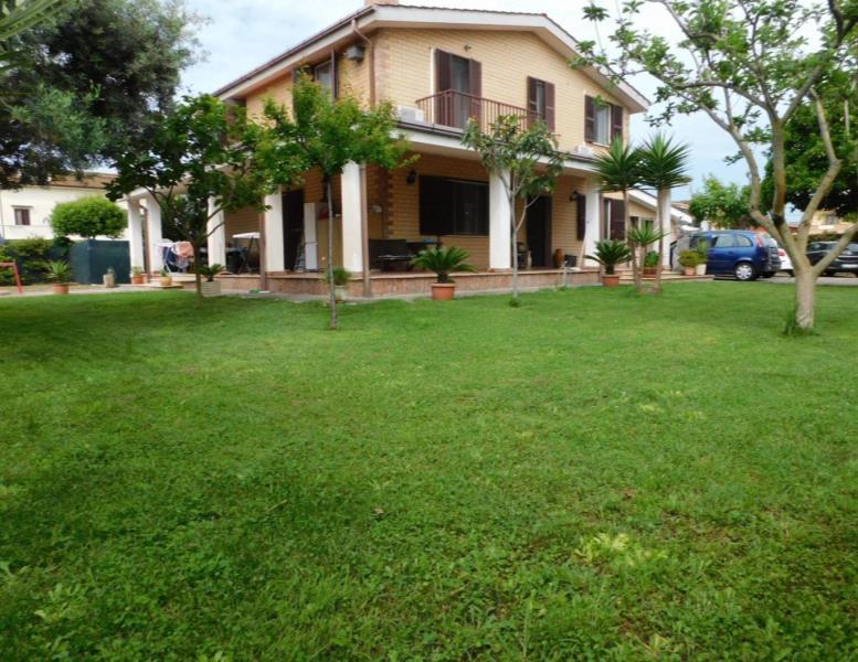 casa indipendente in vendita a Fiumicino in zona Isola Sacra