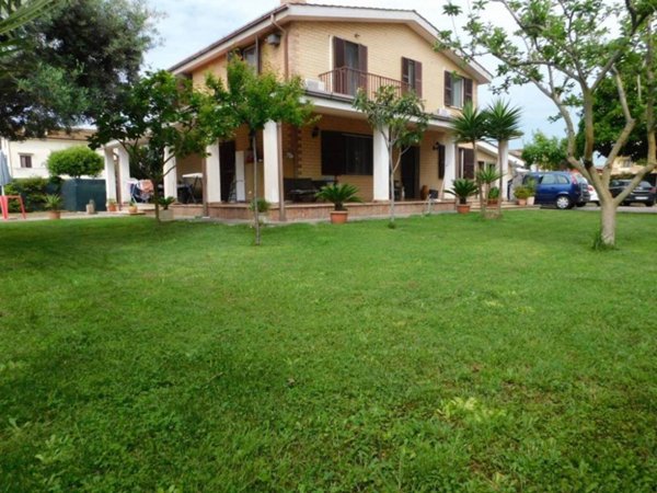 casa indipendente in vendita a Fiumicino in zona Isola Sacra