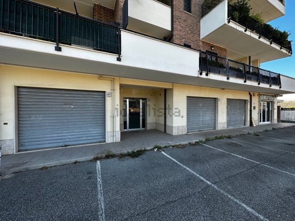 locale commerciale in vendita a Fiumicino in zona Isola Sacra