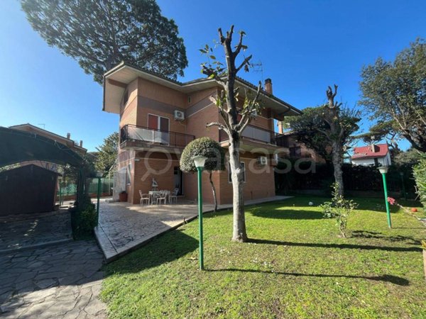 casa indipendente in vendita a Fiumicino in zona Fregene