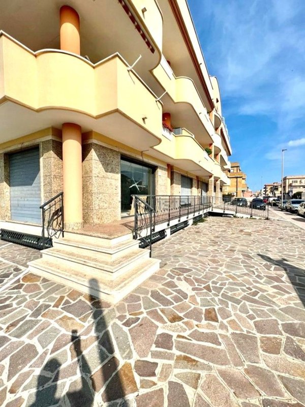 locale commerciale in vendita a Fiumicino in zona Isola Sacra