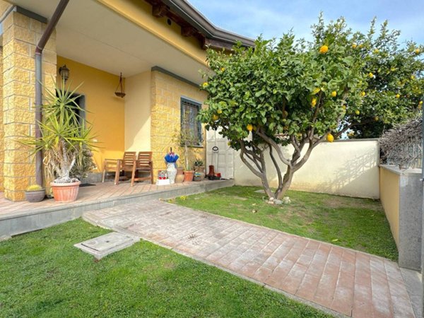 casa indipendente in vendita a Fiumicino in zona Isola Sacra