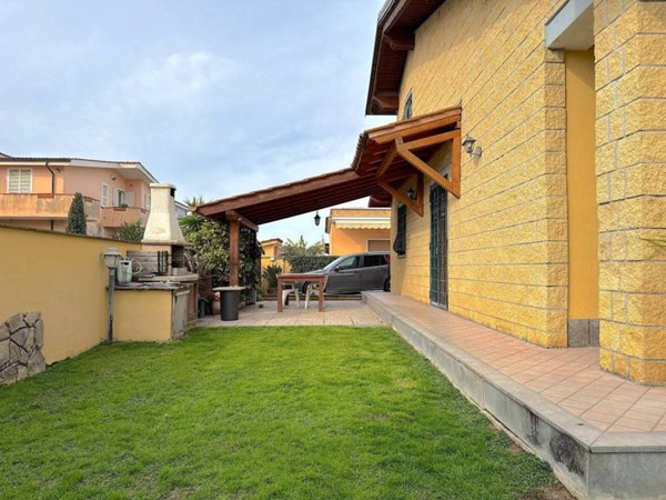 casa indipendente in vendita a Fiumicino in zona Isola Sacra