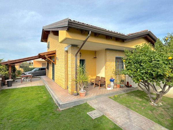 casa indipendente in vendita a Fiumicino in zona Isola Sacra