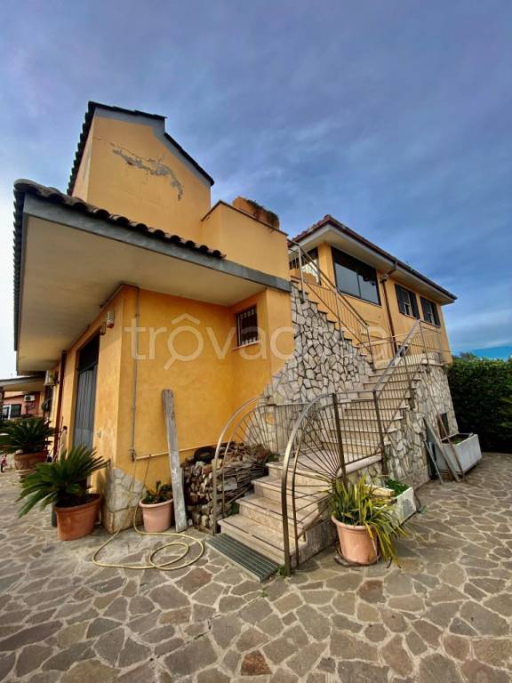 casa indipendente in vendita a Fiumicino in zona Isola Sacra