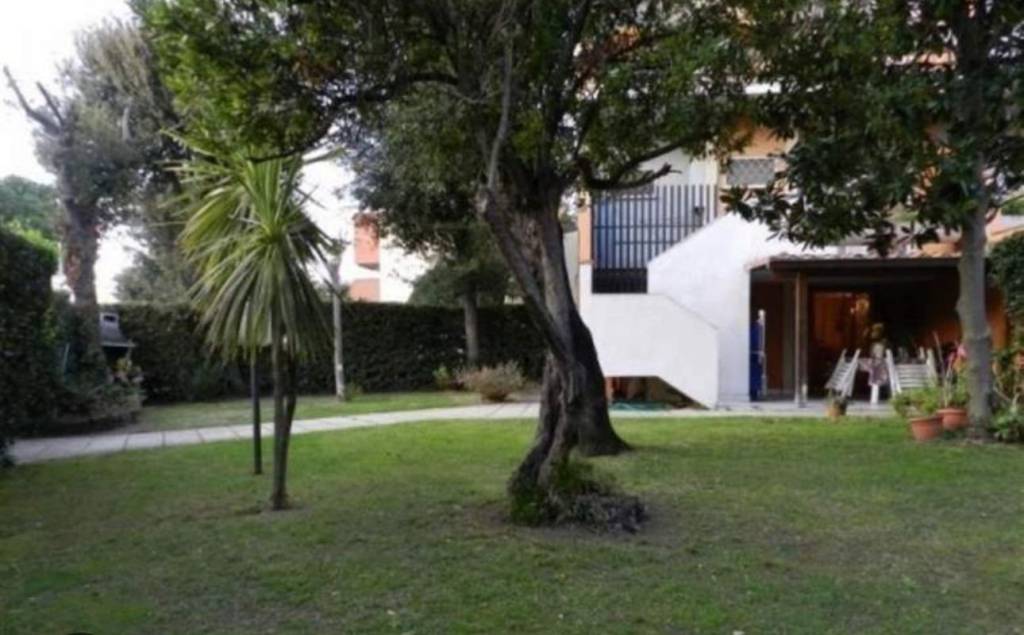 villa in vendita a Fiumicino in zona Fregene