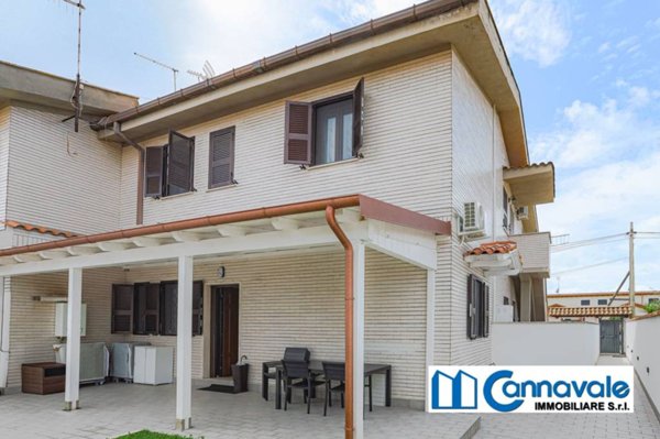 casa indipendente in vendita a Fiumicino in zona Isola Sacra
