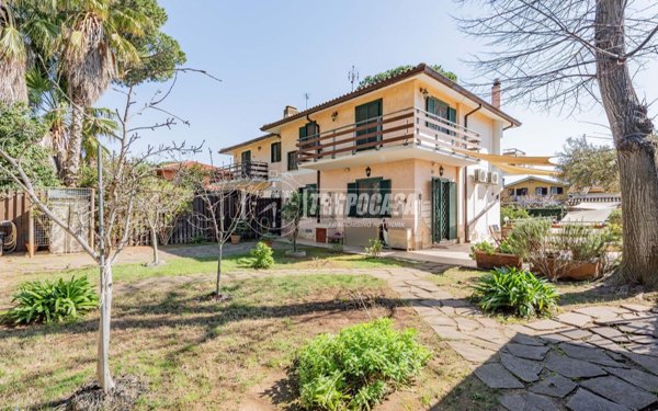 casa indipendente in vendita a Fiumicino