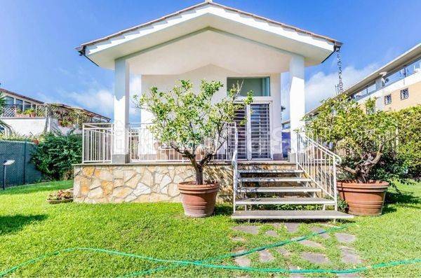 casa indipendente in vendita a Fiumicino in zona Fregene