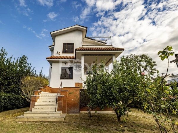 casa indipendente in vendita a Fiumicino