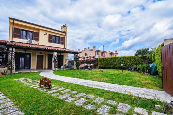 casa indipendente in vendita a Fiumicino in zona Fregene