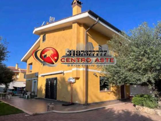 casa indipendente in vendita a Fiumicino in zona Isola Sacra