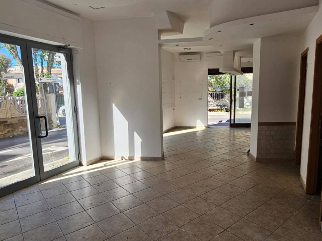 locale commerciale in vendita a Fiumicino in zona Passo Oscuro