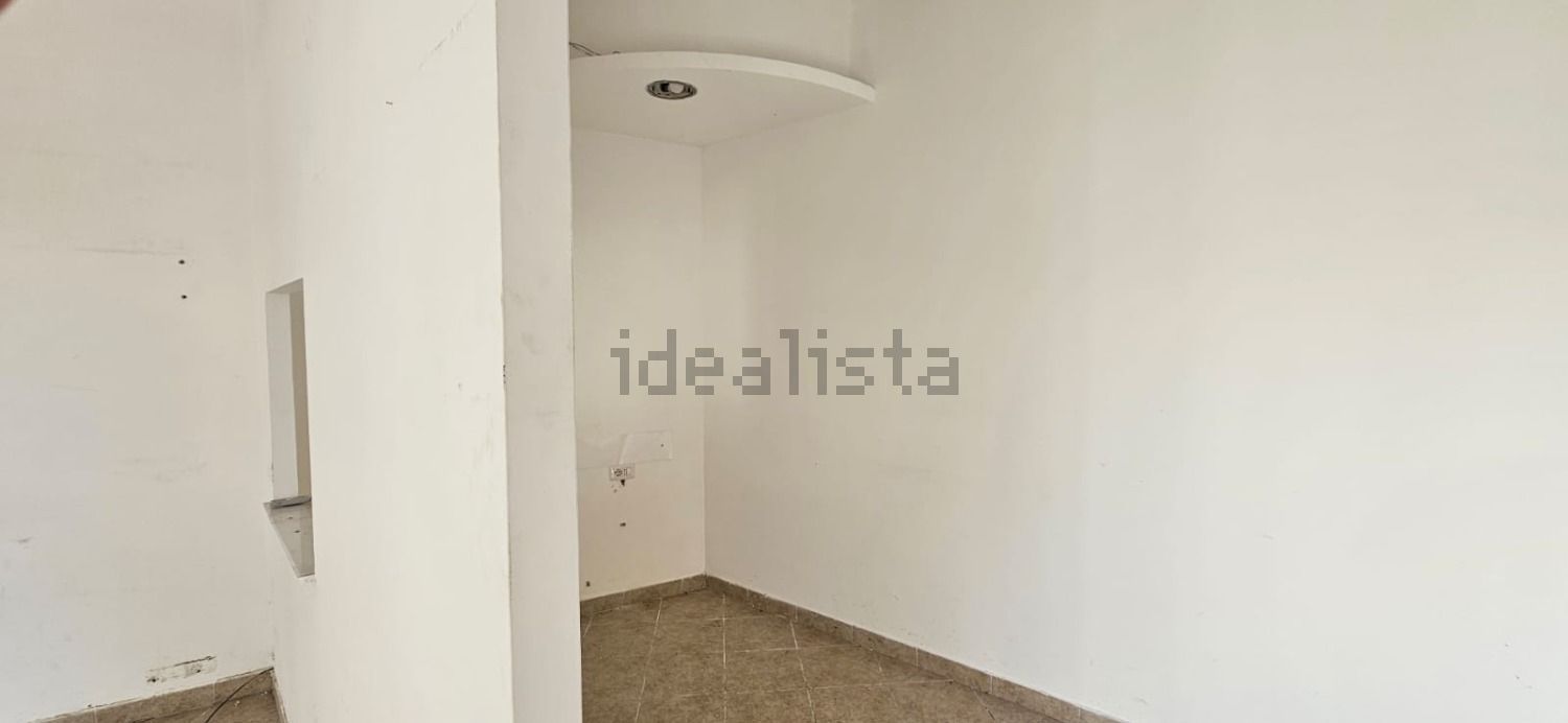 locale commerciale in vendita a Fiumicino in zona Passo Oscuro