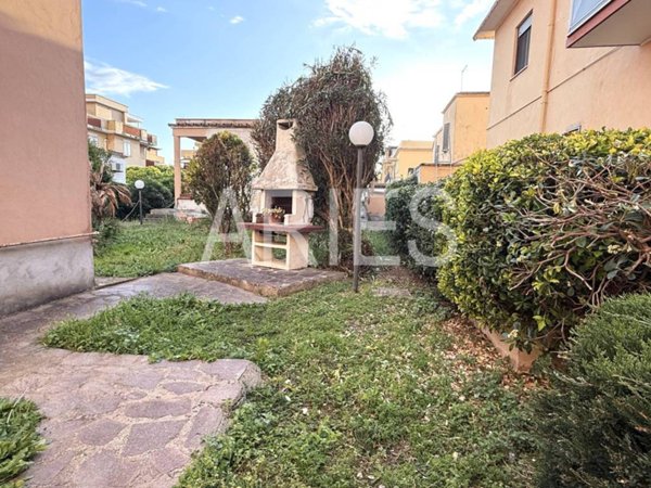 casa indipendente in vendita a Fiumicino in zona Isola Sacra