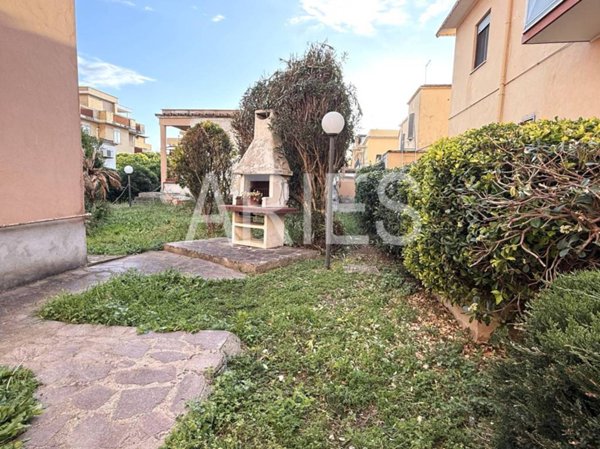 casa indipendente in vendita a Fiumicino in zona Isola Sacra