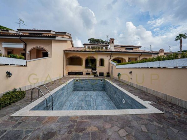 casa indipendente in vendita a Fiumicino in zona Fregene