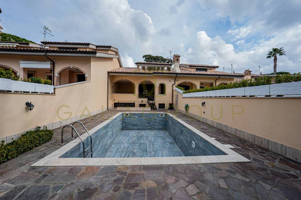 casa indipendente in vendita a Fiumicino in zona Fregene
