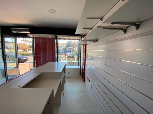 locale commerciale in vendita a Fiumicino in zona Fregene