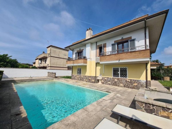 casa indipendente in vendita a Fiumicino in zona Isola Sacra
