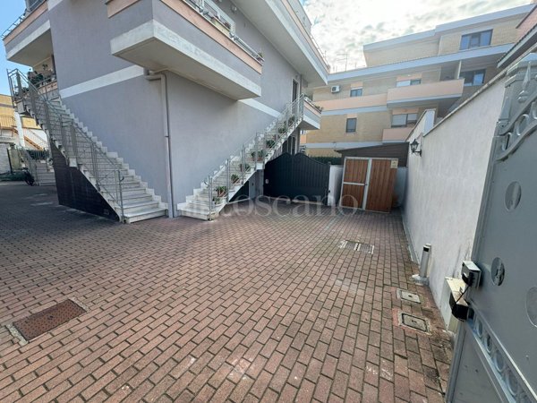 casa indipendente in vendita a Fiumicino in zona Isola Sacra