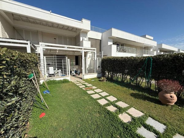 casa semindipendente in vendita a Fiumicino in zona Fregene