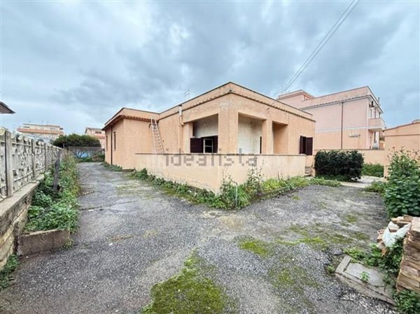 casa indipendente in vendita a Fiumicino in zona Isola Sacra