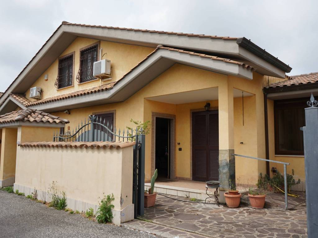 casa indipendente in vendita a Fiumicino in zona Isola Sacra