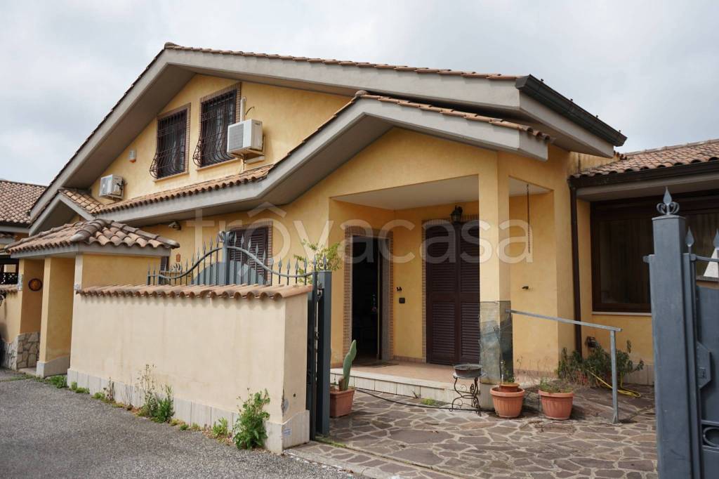 casa indipendente in vendita a Fiumicino in zona Isola Sacra