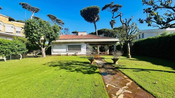 casa indipendente in vendita a Fiumicino in zona Fregene
