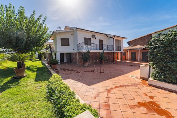 casa indipendente in vendita a Fiumicino in zona Isola Sacra