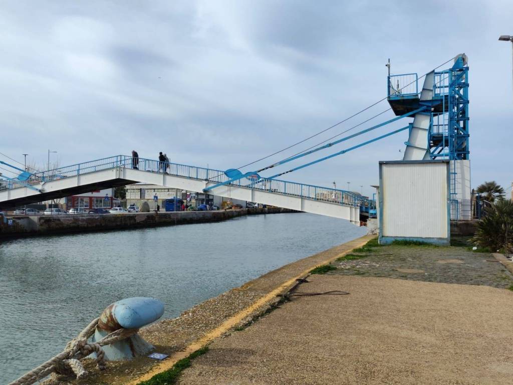 negozio in vendita a Fiumicino in zona Isola Sacra